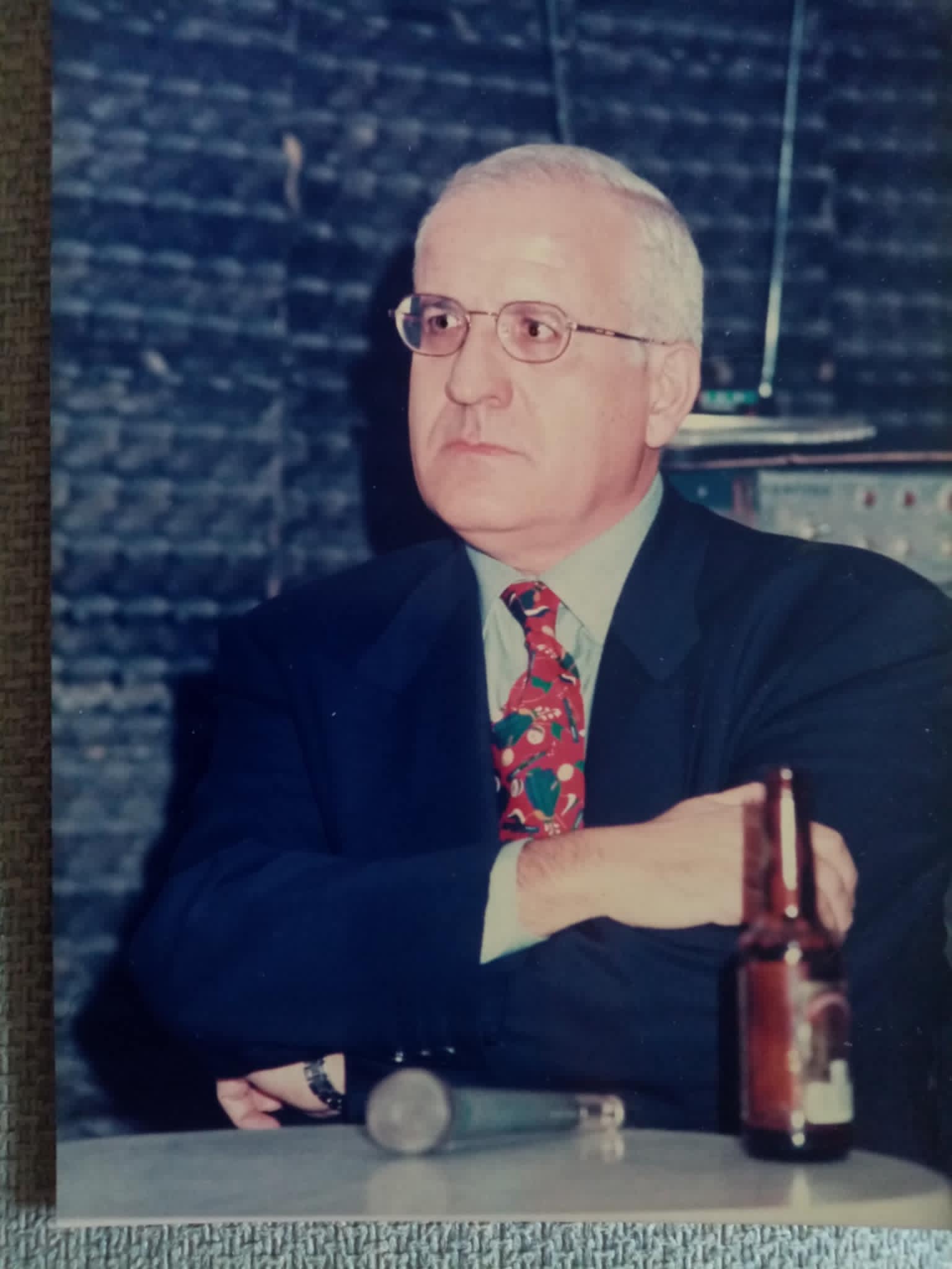 Giovanni Puggioni con la squadra di Sassari Sera in un ritratto d'epoca
