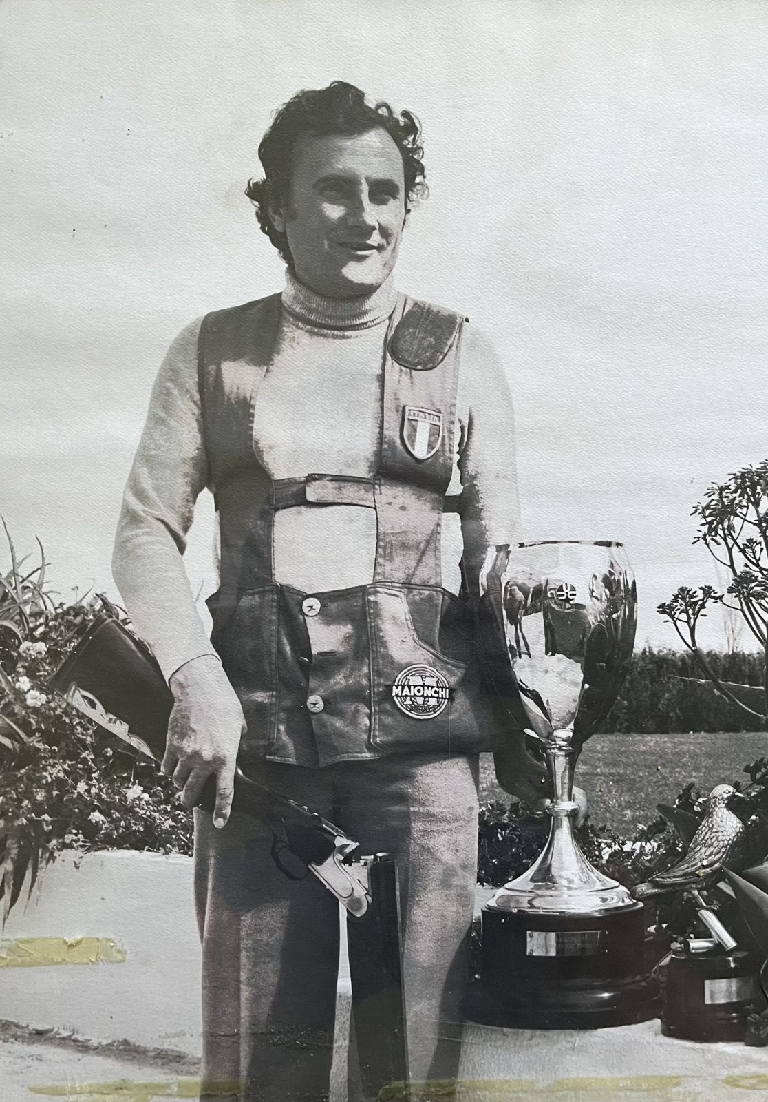 Franco Gattermayer con la giacca da tiro della Nazionale accanto a una grande coppa