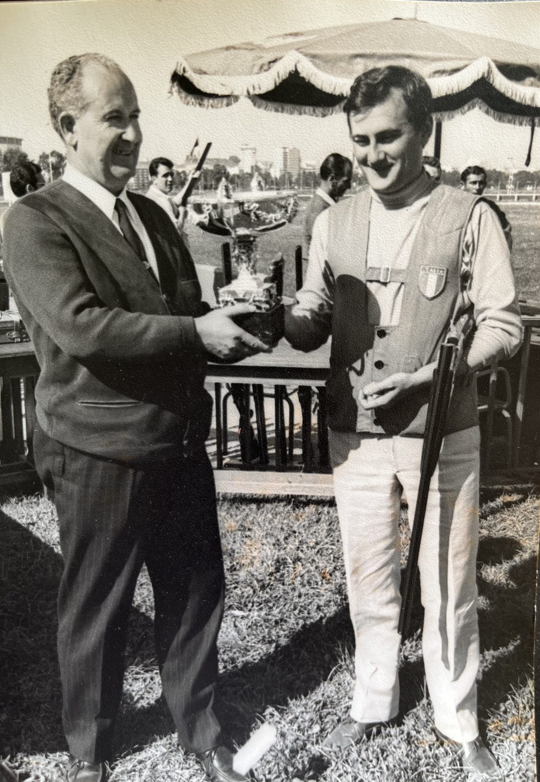 Franco Gattermayer riceve una coppa durante una premiazione