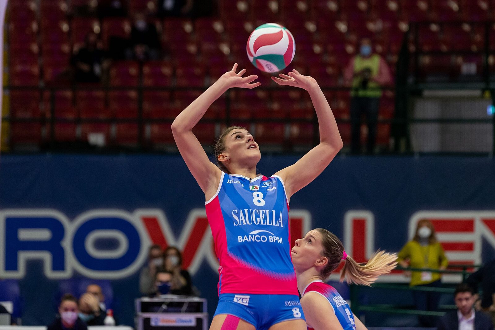 Alessia Orro in palleggio con la maglia numero 8 della Saugella Monza