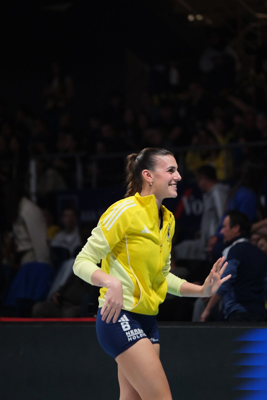 Alessia Orro in tuta gialla del Fenerbahçe durante il riscaldamento