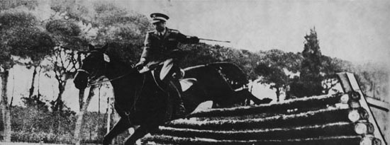Il cavaliere Antonio Gutierrez affronta un ostacolo in un'immagine d'epoca