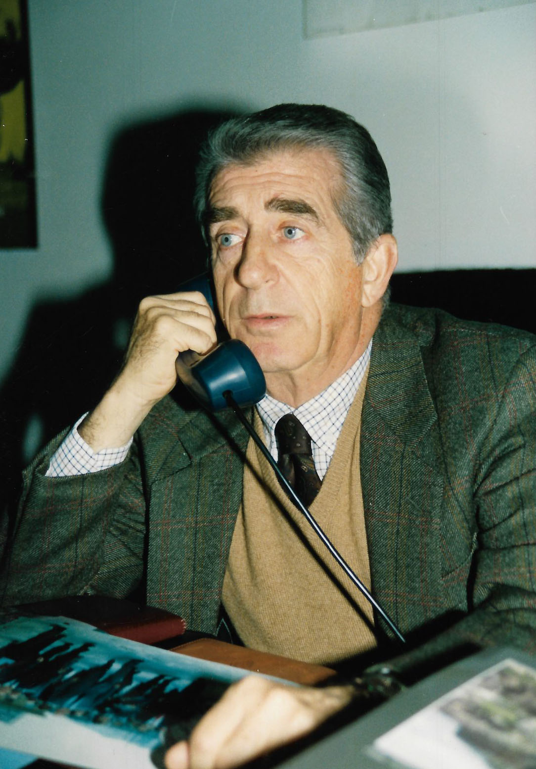 Andrea Arrica al telefono nel suo ufficio