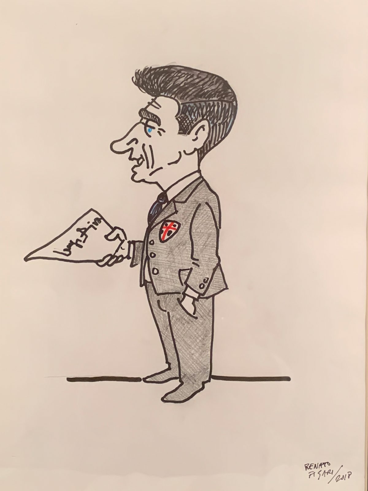 Caricatura a figura intera di Arrica in giacca con lo stemma del Cagliari e un foglio in mano