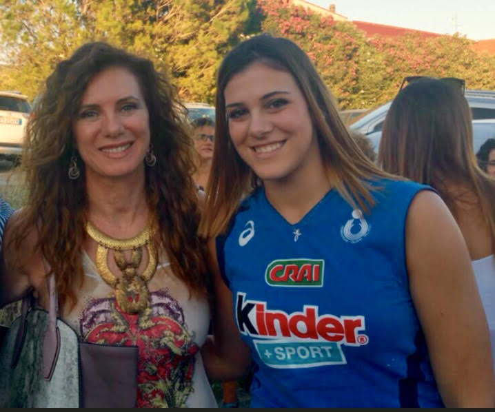 Rosanna Baiardo insieme a una giovane atleta in maglia azzurra