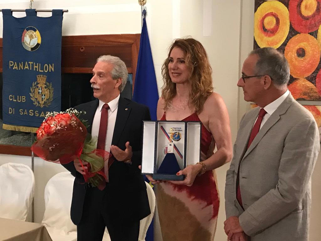 Consegna di un riconoscimento al Panathlon Club Sassari