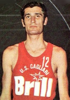 Claudio Velluti con la canotta numero 12 della Brill Cagliari