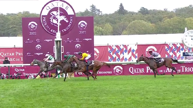 Arrivo del Prix de l'Arc de Triomphe all'ippodromo di Longchamp, Parigi, 2022
