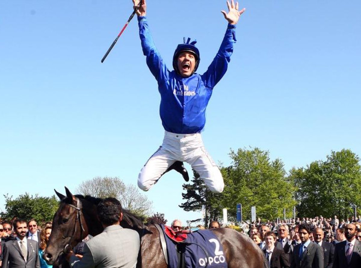 Il "flying dismount" di Frankie Dettori con la casacca del Team Godolphin