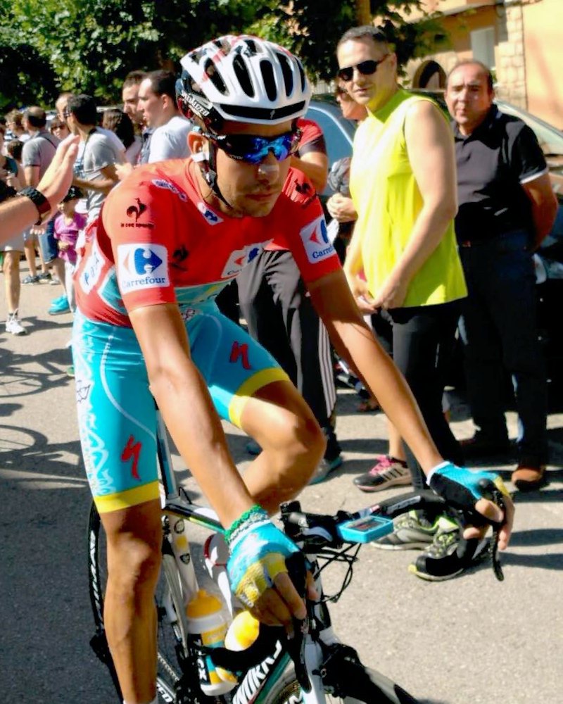 Fabio Aru con la maglia rossa di leader della Vuelta a España 2015