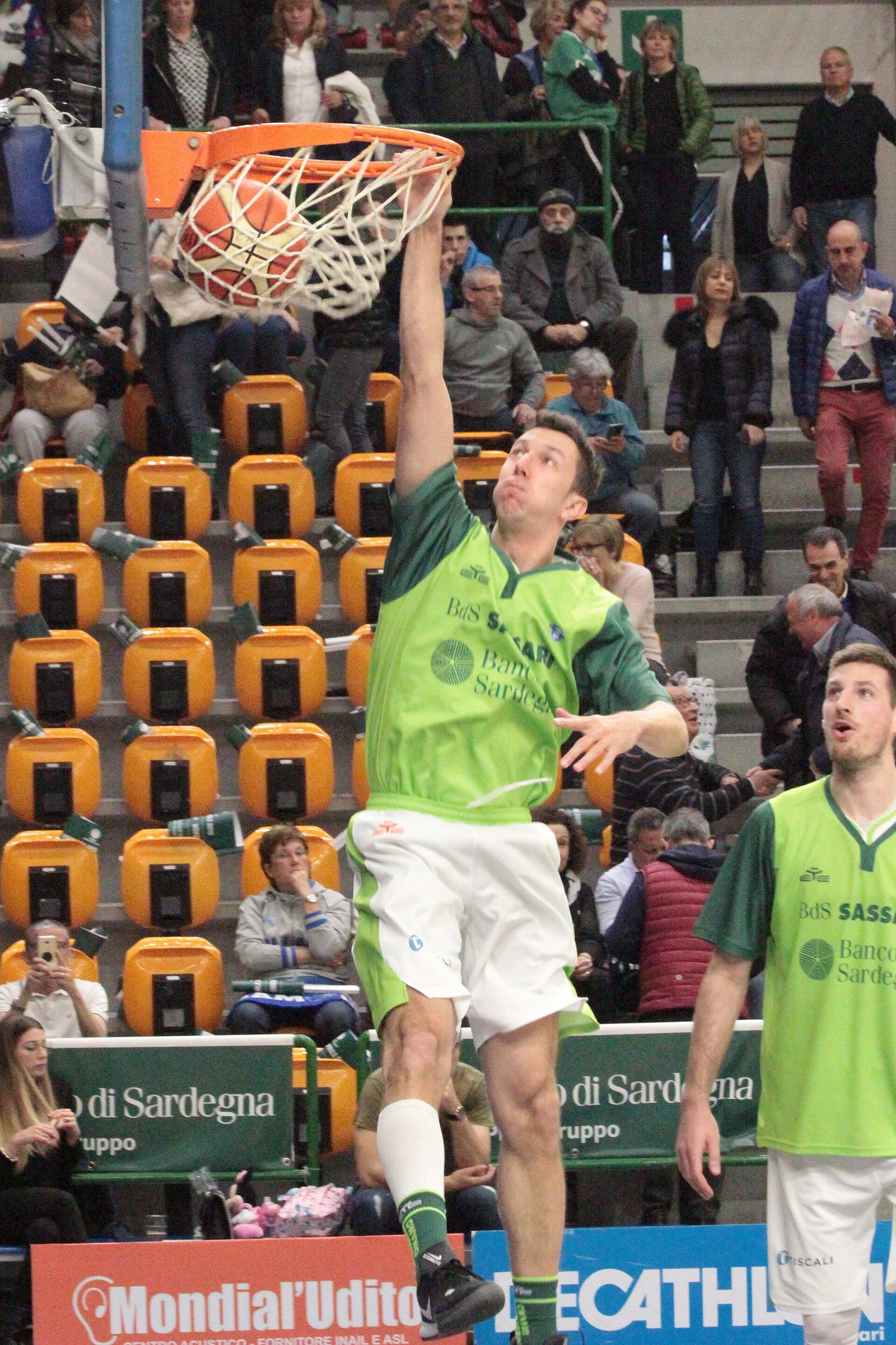 Giacomo Devecchi schiaccia durante il riscaldamento della Dinamo Sassari