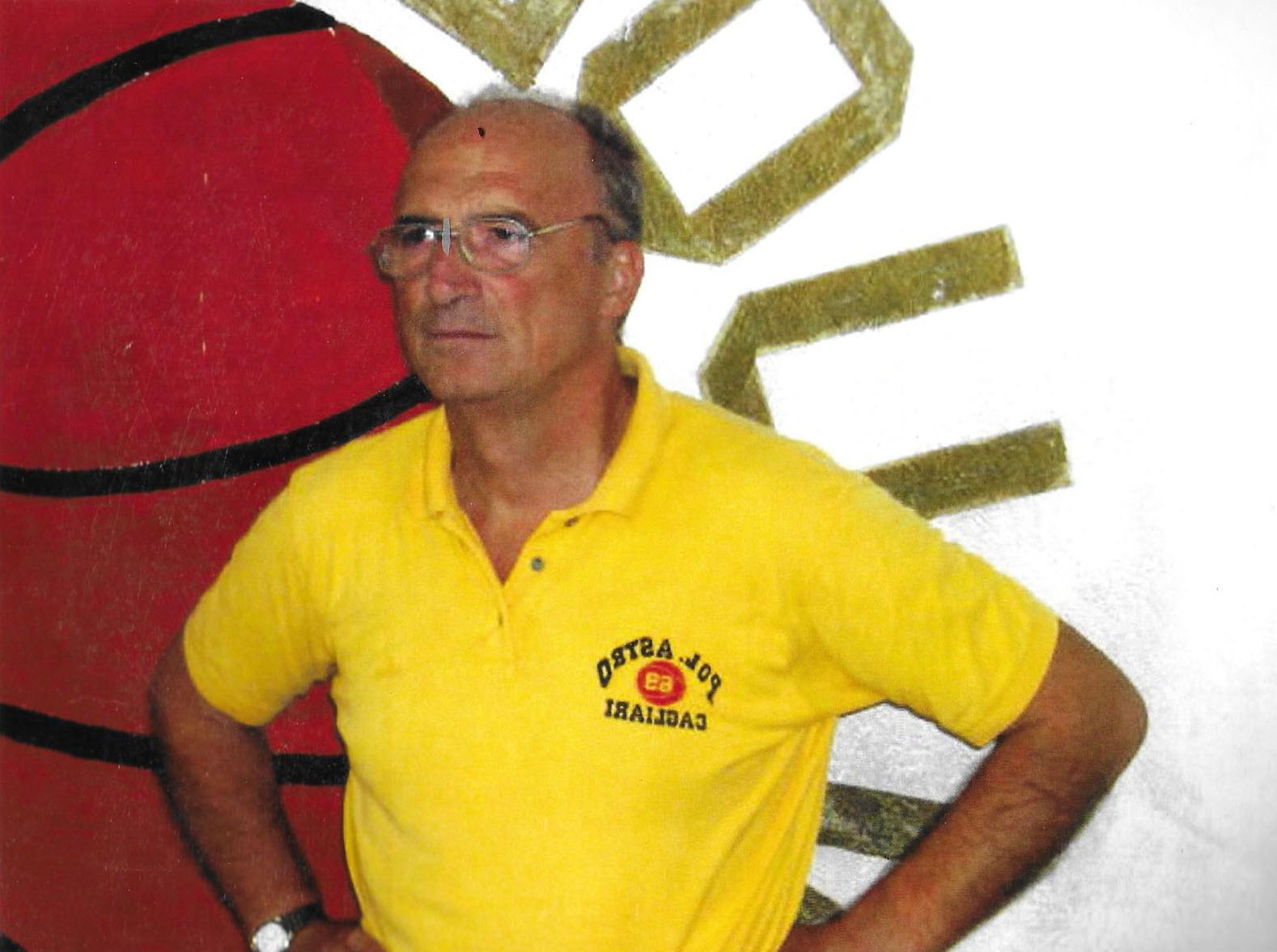 Ritratto di Ermanno Iaci, Maestro dello Sport, allenatore e anima della Scuola Basket Cagliari e dell'Astro CEP