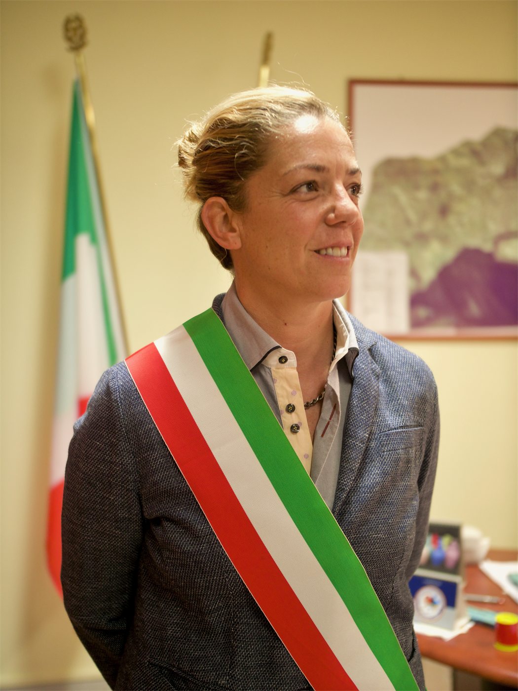 Maria Laura Orr&ugrave; con la fascia tricolore da sindaca