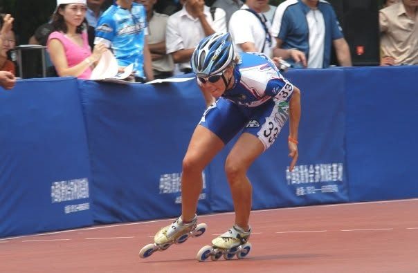 In curva con la maglia azzurra e il pettorale numero 33