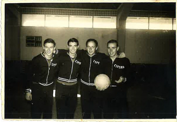 Foto di gruppo dell'Esperia Cagliari con Enzo Molinas giovanissimo