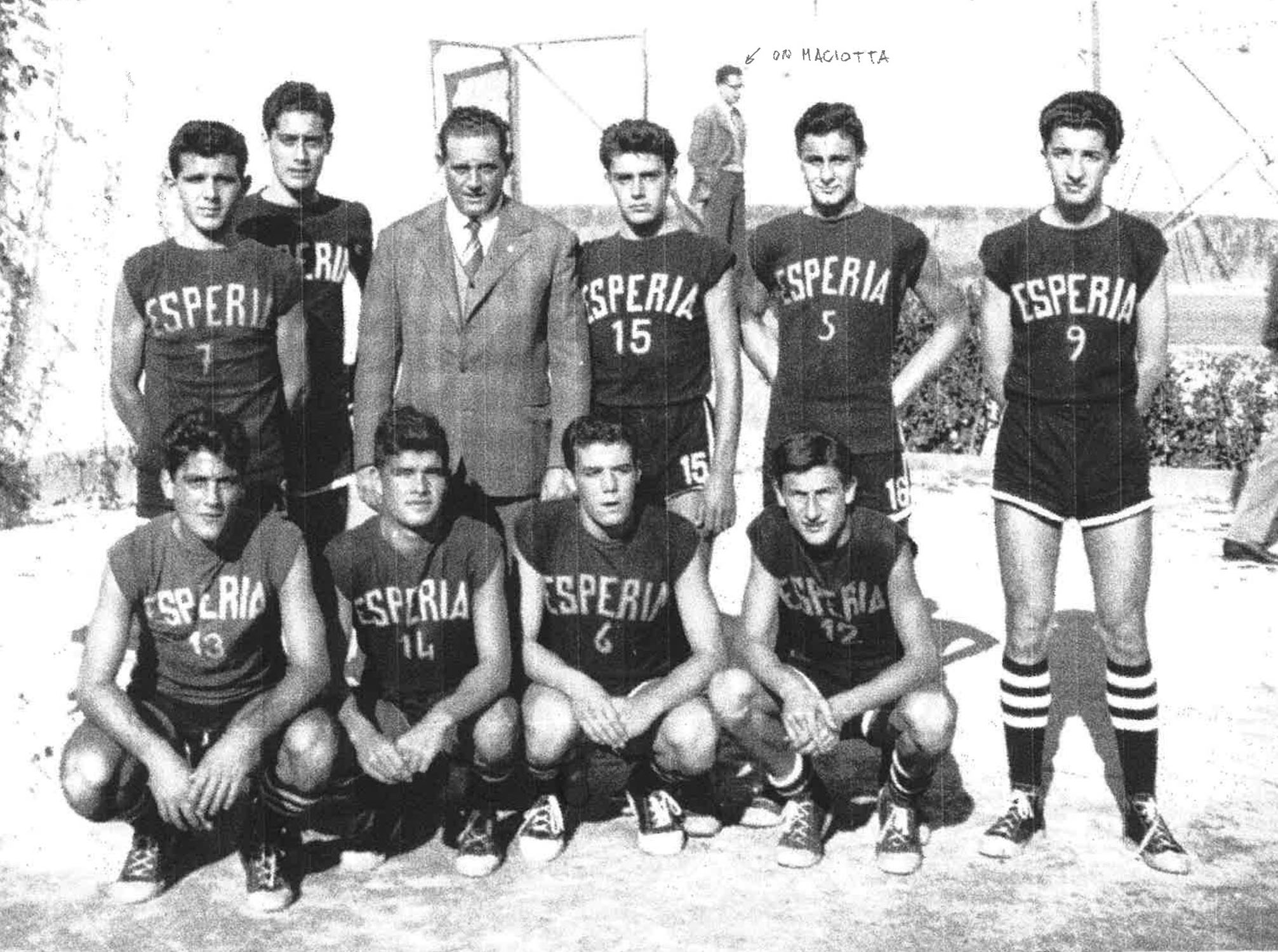 Enzo Molinas giocatore dell'Esperia insieme al professor Mario Siddi