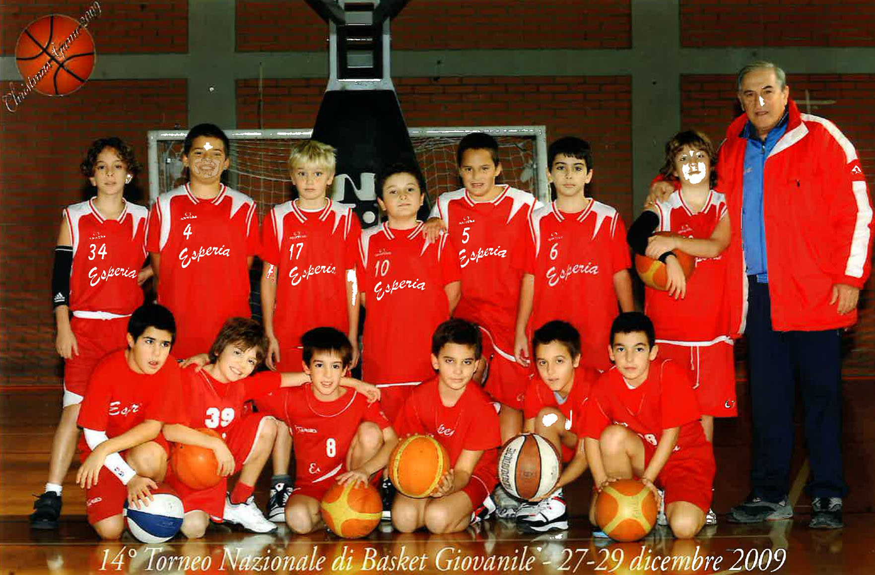 Enzo Molinas con i bambini del minibasket dell'Esperia