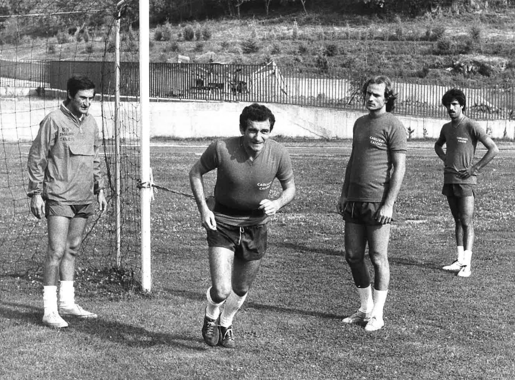 Enzo Molinas preparatore atletico del Cagliari al lavoro sul campo