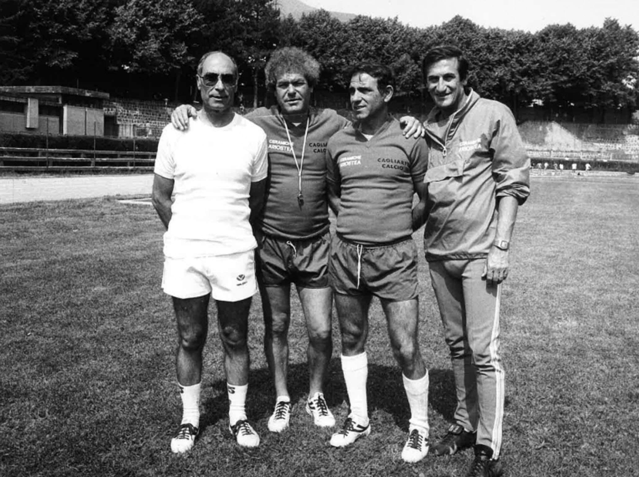 Enzo Molinas con Gustavo Giagnoni e lo staff tecnico del Cagliari Calcio