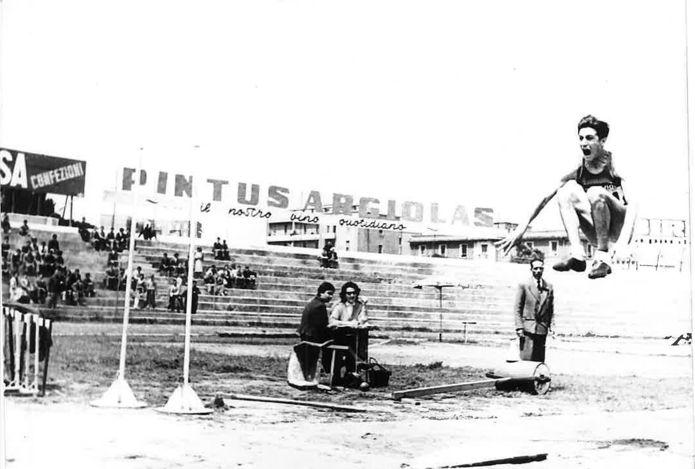 Enzo Molinas impegnato nel salto in lungo