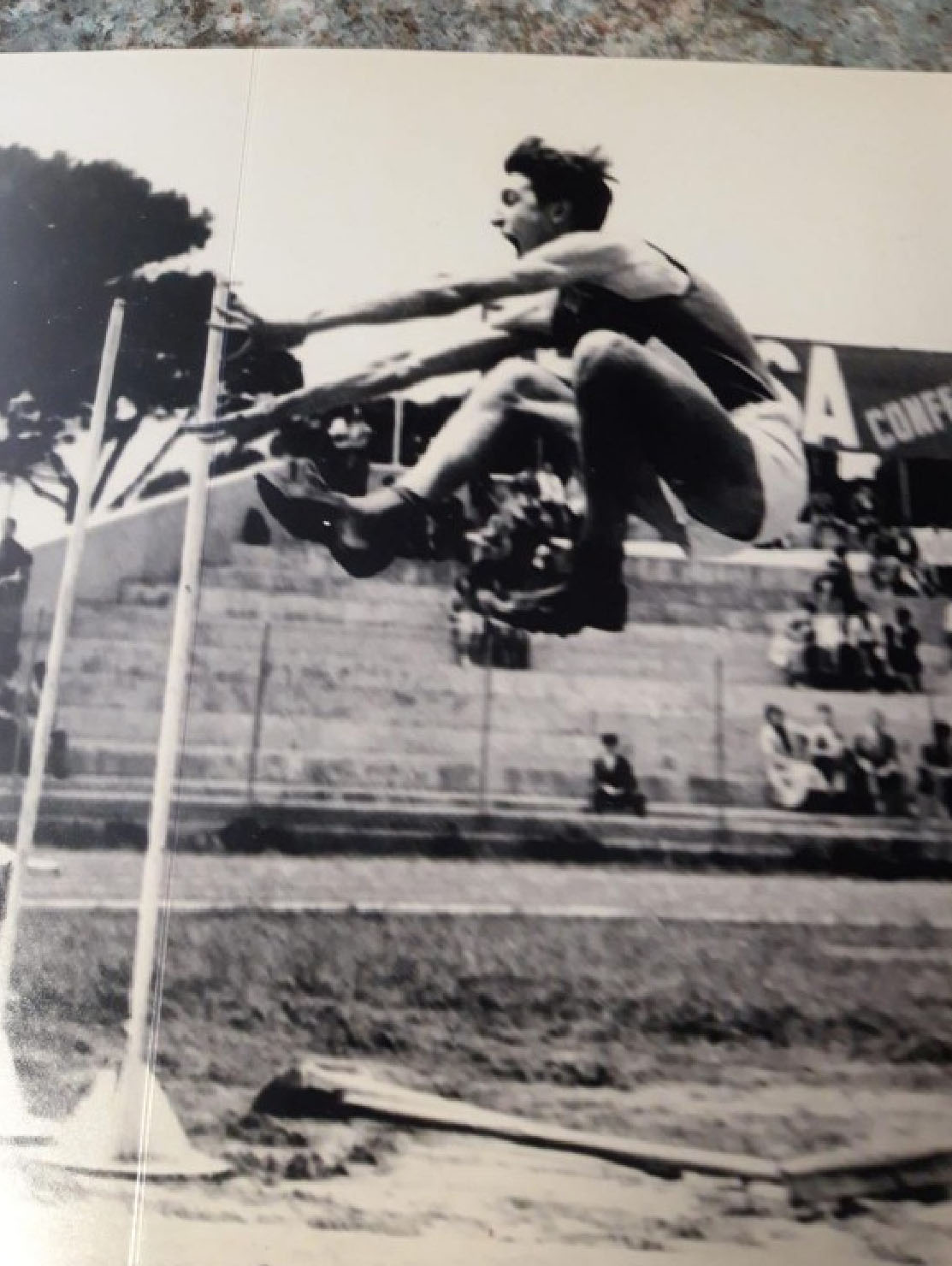 Enzo Molinas in una seconda immagine del salto in lungo