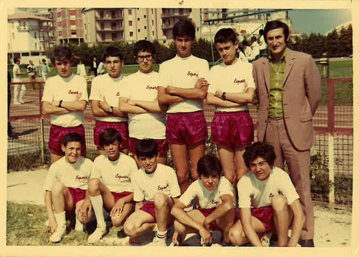 Gruppo di ragazzini dell'Esperia Cagliari in una foto d'epoca