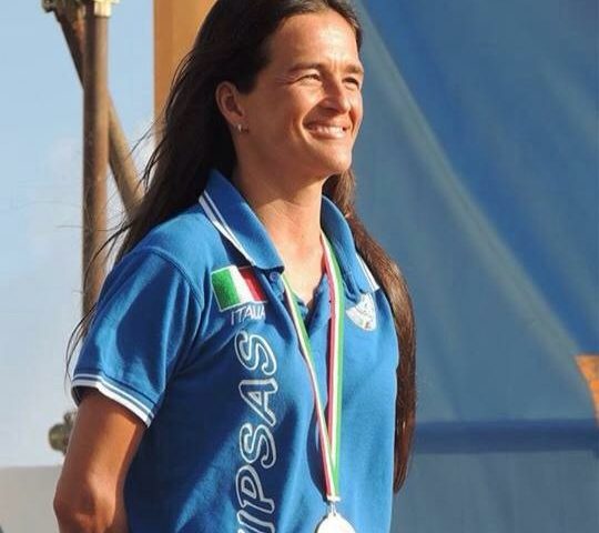 Chiara Obino sul podio con la maglia della Nazionale FIPSAS e la medaglia al collo