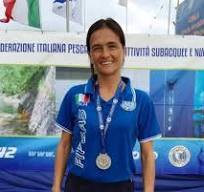 Chiara Obino con le medaglie allo stand della Federazione Italiana Pesca Sportiva e Attività Subacquee