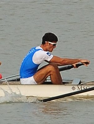 Stefano Oppo in barca durante una gara nel 2013