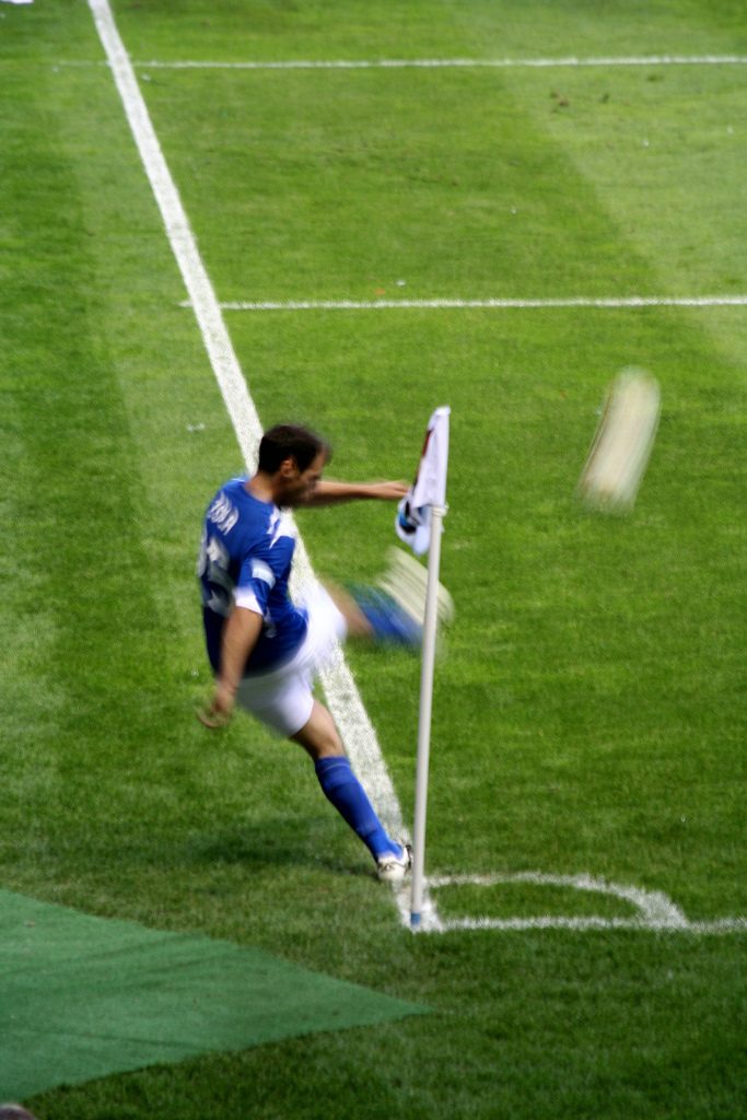 Gianfranco Zola batte un calcio d'angolo durante la partita Soccer Aid 2006