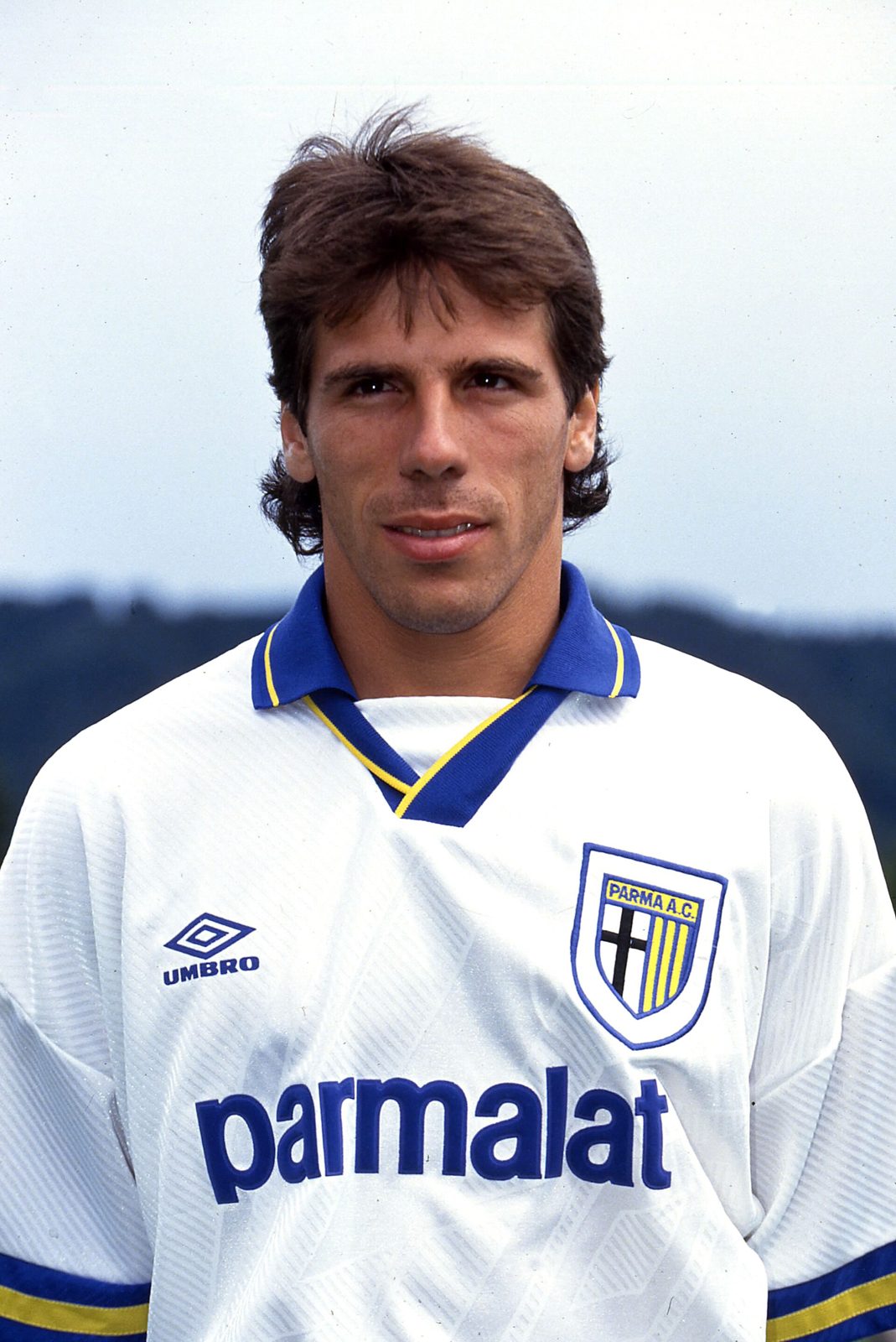 Ritratto di Gianfranco Zola con la maglia bianca del Parma