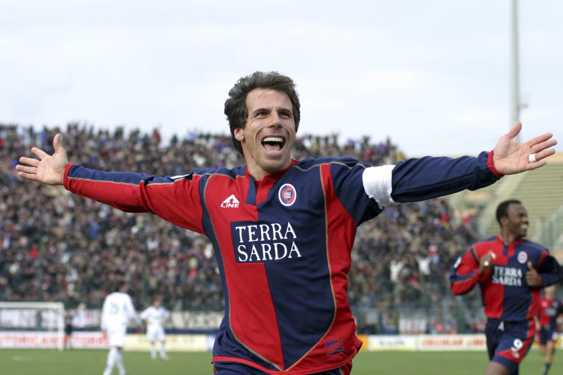 Gianfranco Zola esulta a braccia aperte con la maglia rossoblù del Cagliari