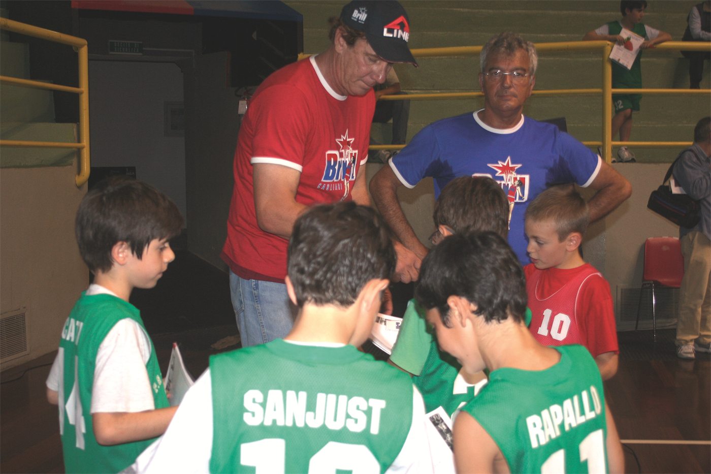 Ex giocatori del Brill danno istruzioni a un gruppo di bambini