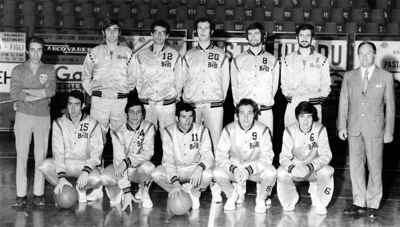 Squadra del Brill in giacche da riscaldamento satinate